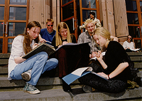 Studierende vor dem Hauptgebude